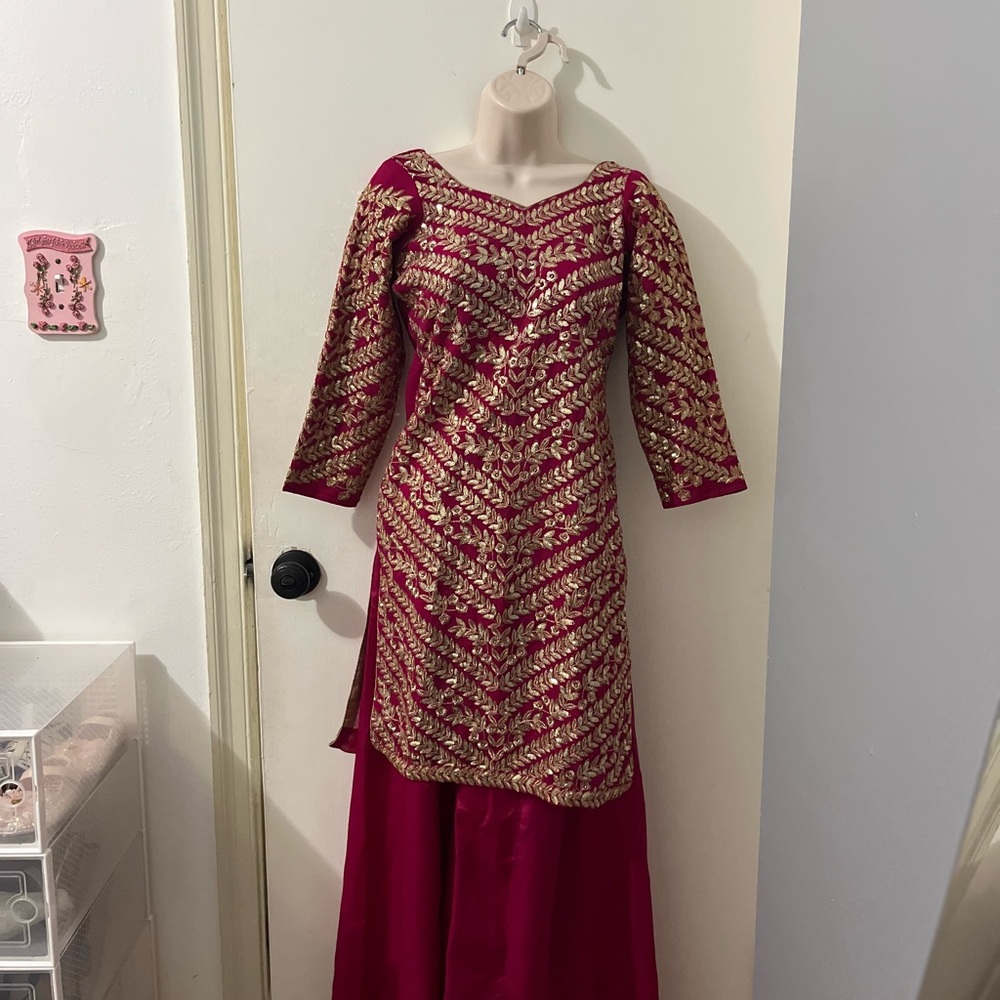 Elegant magenta and gold palazzo suit - Picture 3 of 9